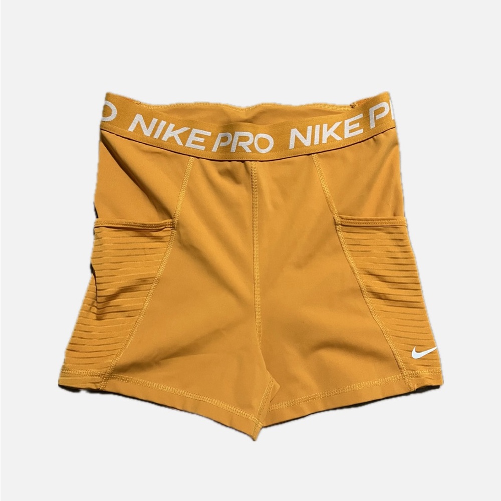 Nike pro high rise shorts - Size medium
2.5” inseam